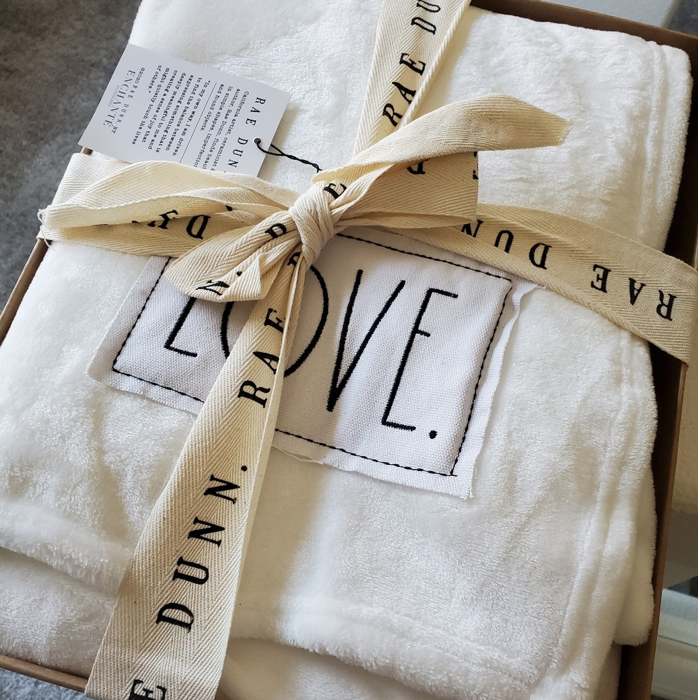 Rae Dunn Throw LOVE - Picture 1 of 4
